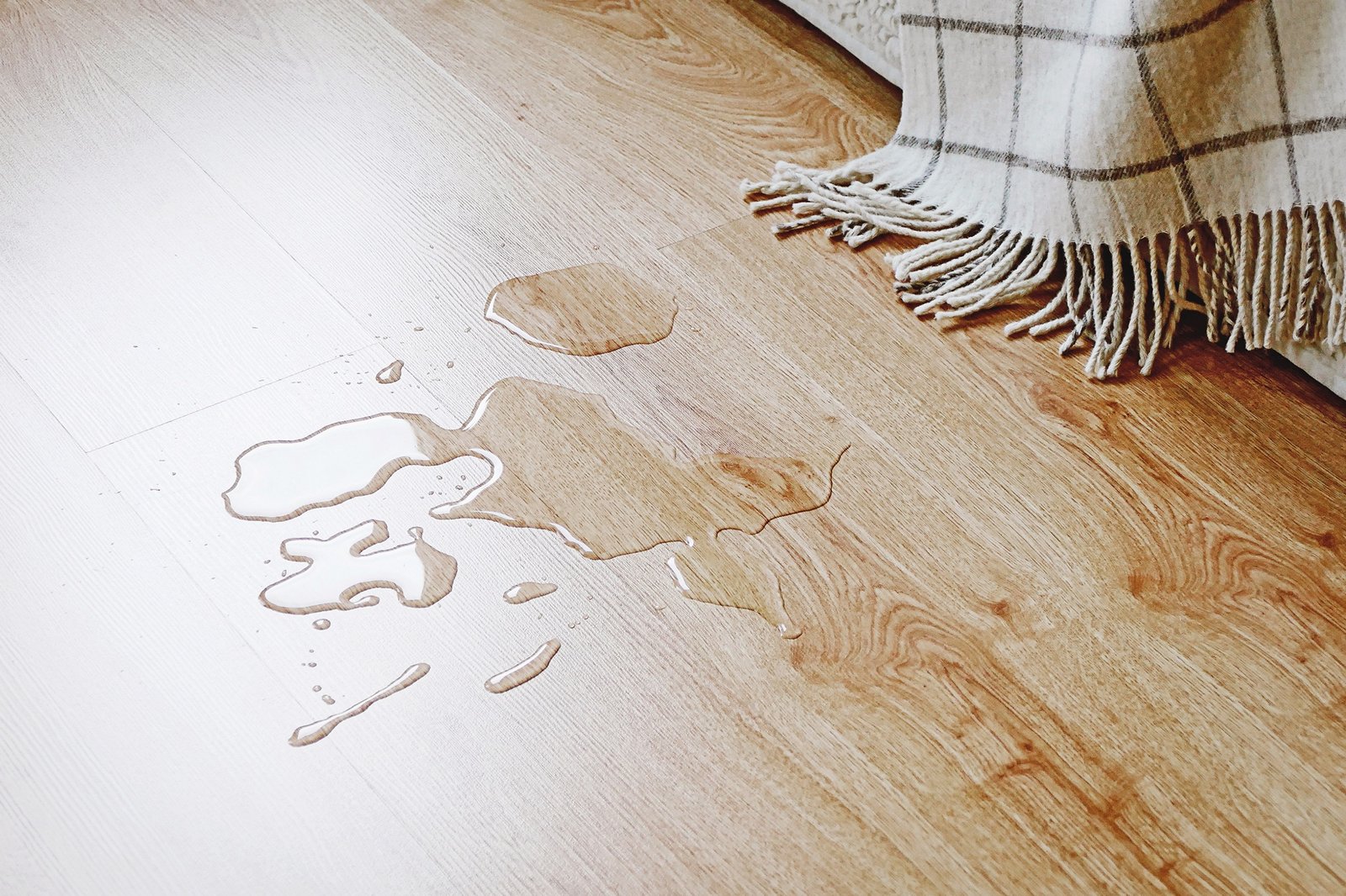 Wasser läuft aus einem Gefrierschrank auf den Boden