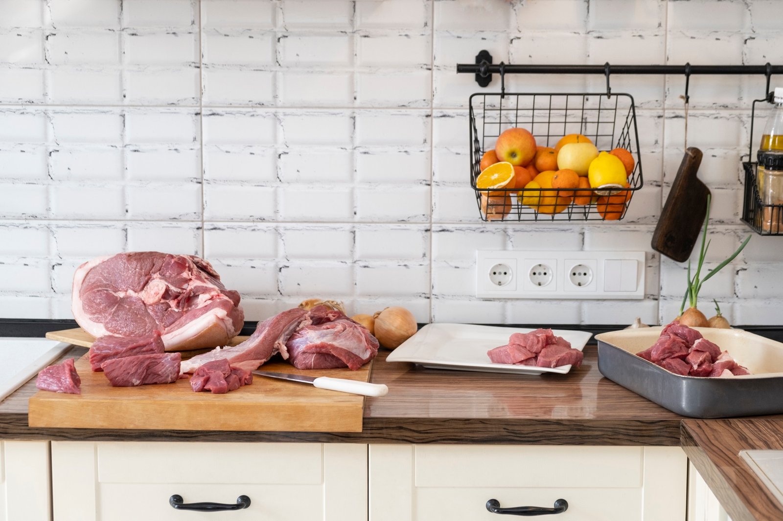 Aufgetautes Fleisch auf einer Küchenarbeitsfläche