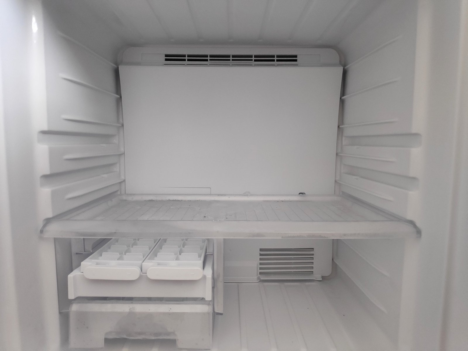Geöffneter Gefrierschrank mit Blick ins Innere
