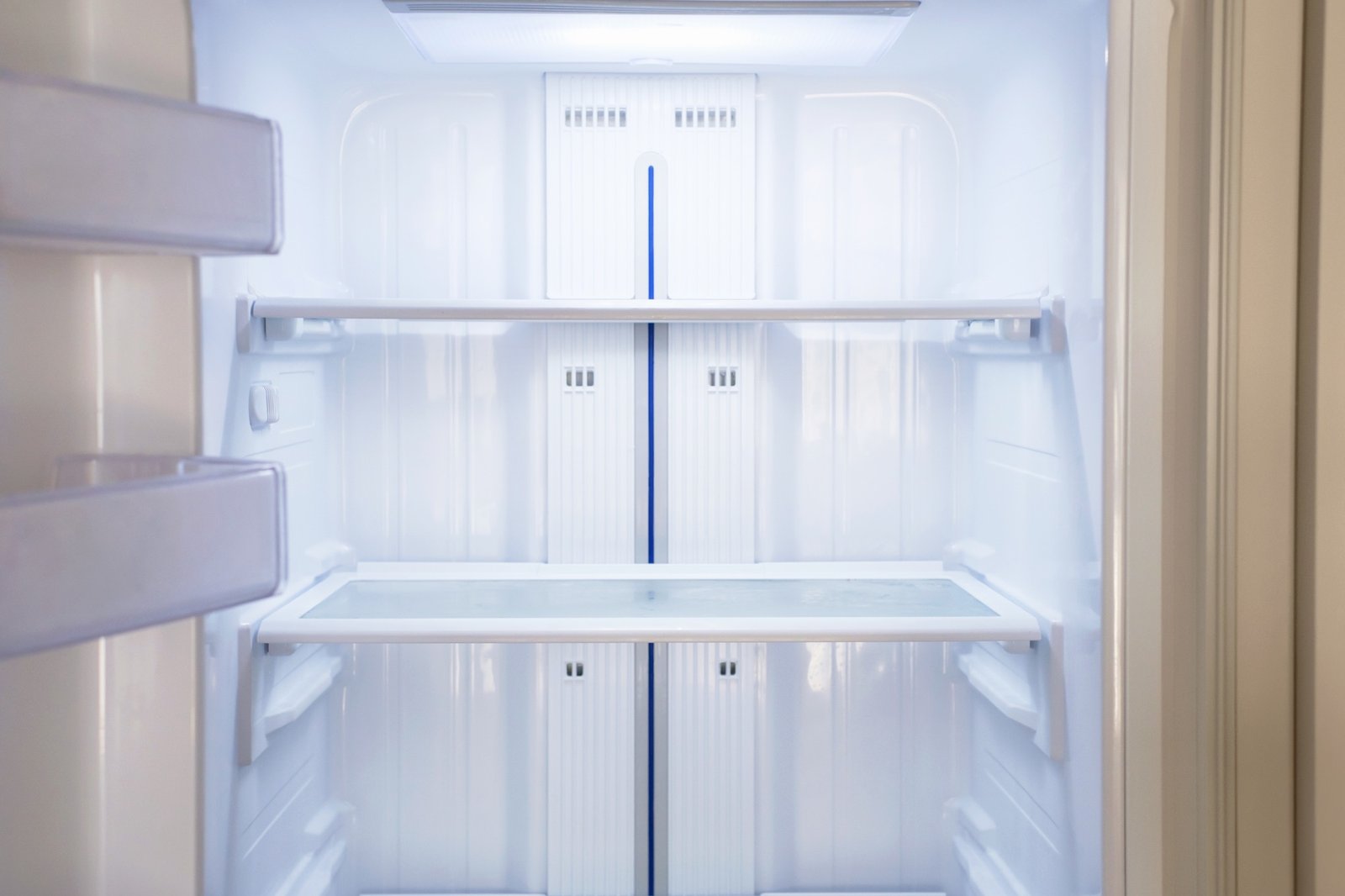 Sauberer geöffneter Gefrierschrank nach dem Reinigen