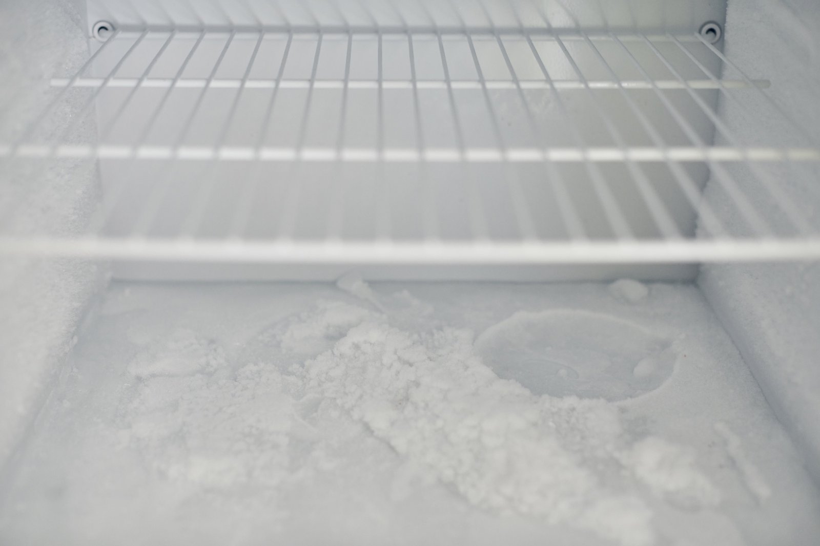 Dicke Eisschicht an der Innenwand eines Gefrierschranks