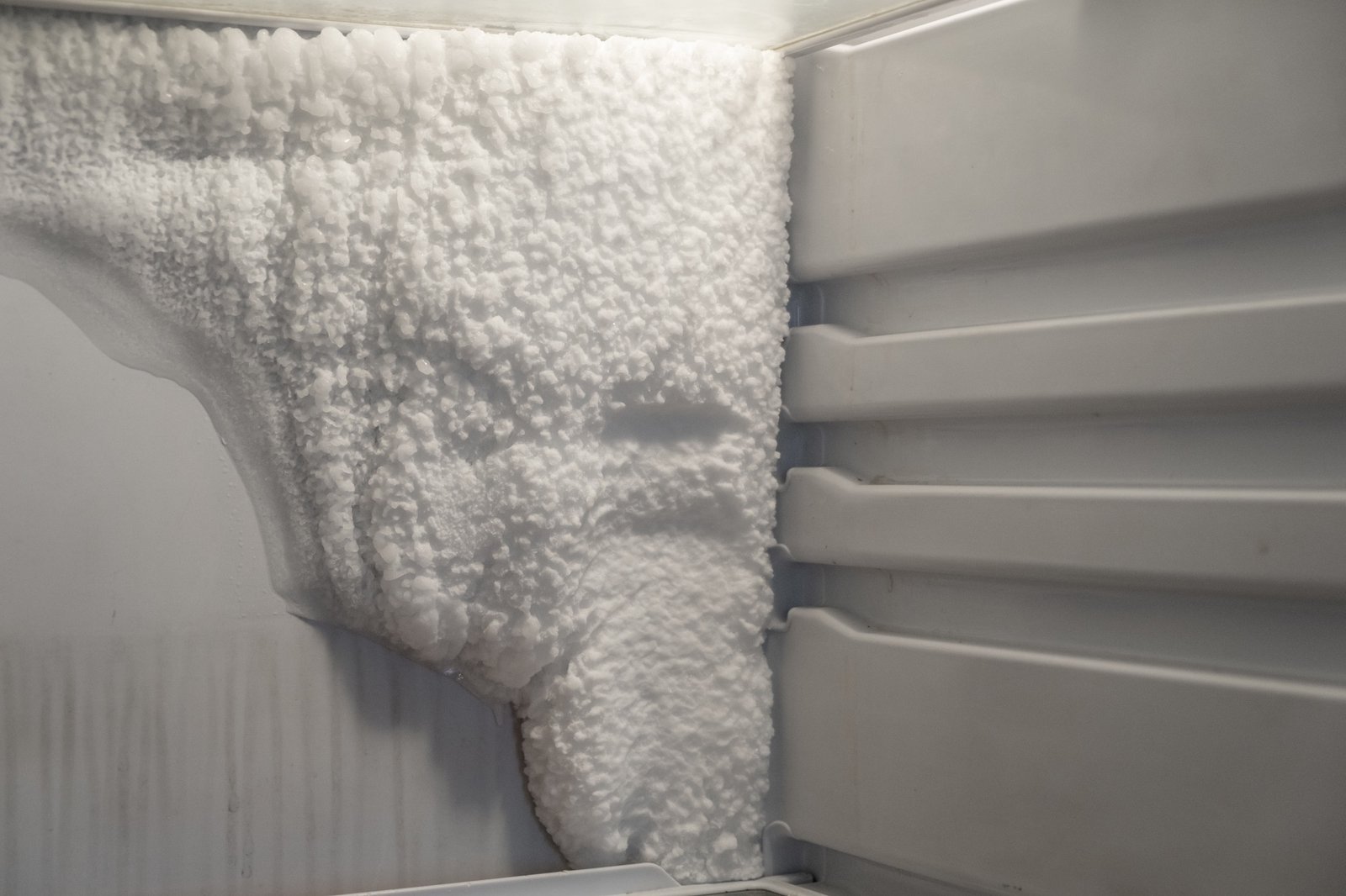 Eisschicht im Gefrierfach als Hinweis auf fällige Abtauung